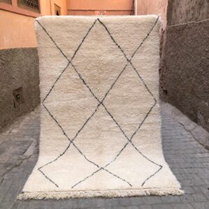 Klassisk Beni Ourainteppe vevd for hånd i Marokko. Tidløst, tykt og mykt. Passer inn e de fleste interiører.