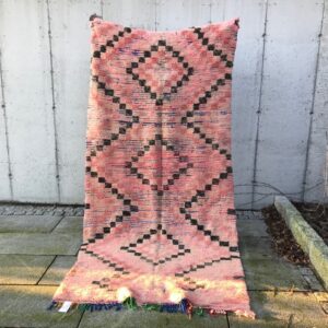 Vintage berberteppe i praktiske mål som passer i flere rom. Hjemmet ditt blir personlig og unikt med disse fargerike teppene fra Marokko.