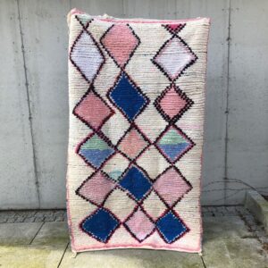 Nydelig boucherouite teppe fra Marokko. Knyttet for hånd. Se mer på Cosa.no.