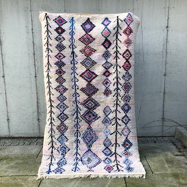 Nydelig boucherouite teppe. Disse marokkanske teppene er knyttet for hånd og håndplukket av Cosa.