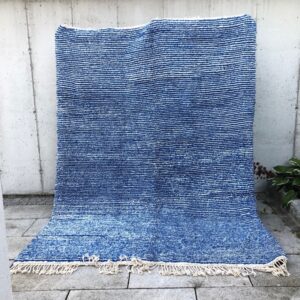 Vakkert Beni Ourain teppe i myk ull. Dette marokkanske teppet er knyttet for hånd i kongeblått og hvitt.