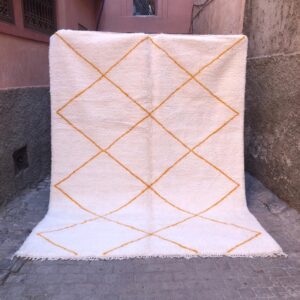 Stort og mykt ullteppe som løfter hele interiøret! Beni ourain er håndknyttet i Marokko.