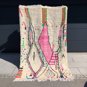 Tidløst og lekent ullteppe knyttet for hånd i Marokko. One of a kind!