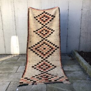 En lys vintageløper fra Marokko ligger nå ute i nettbutikken!