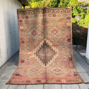 Vakkert og unikt vintageteppe fra Marokko ligger nå ute i nettbutikken!