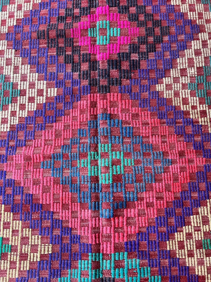 Sjekk de kule fargene i dette kelimteppet fra Tyrkia.