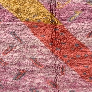 En rosa drøm! Dette marokkanske teppet kommer rett fra veven. 100% ull og helt unik, du finner aldri to like.