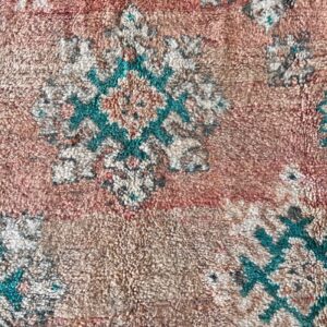 Et varmt og vakkert vintageteppe fra Marokko!