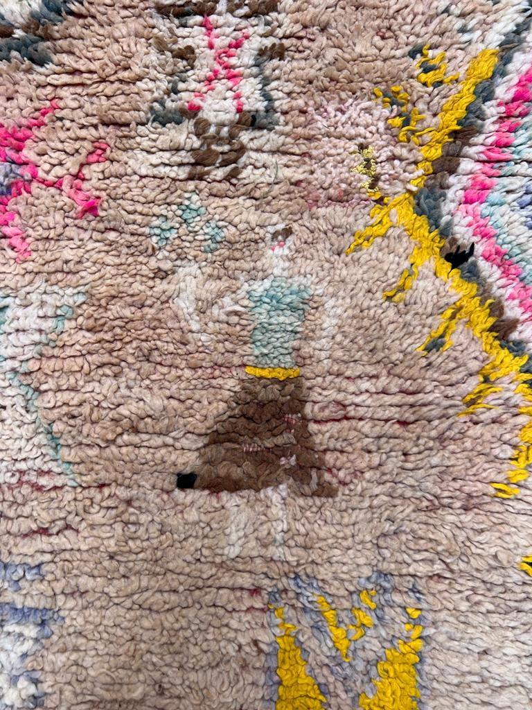 Vakkert gulvteppe med unike detaljer.