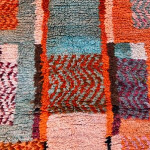 Et fantastisk vintageteppe i retrostil. Håndknyttet i ull.