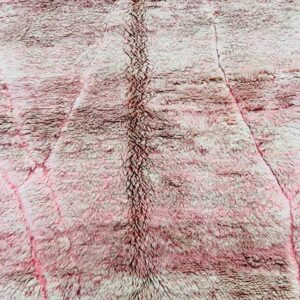 Et tykt og langhåret gulvteppe fra Marokko. Mykere enn mykest og i de fineste rosatoner.