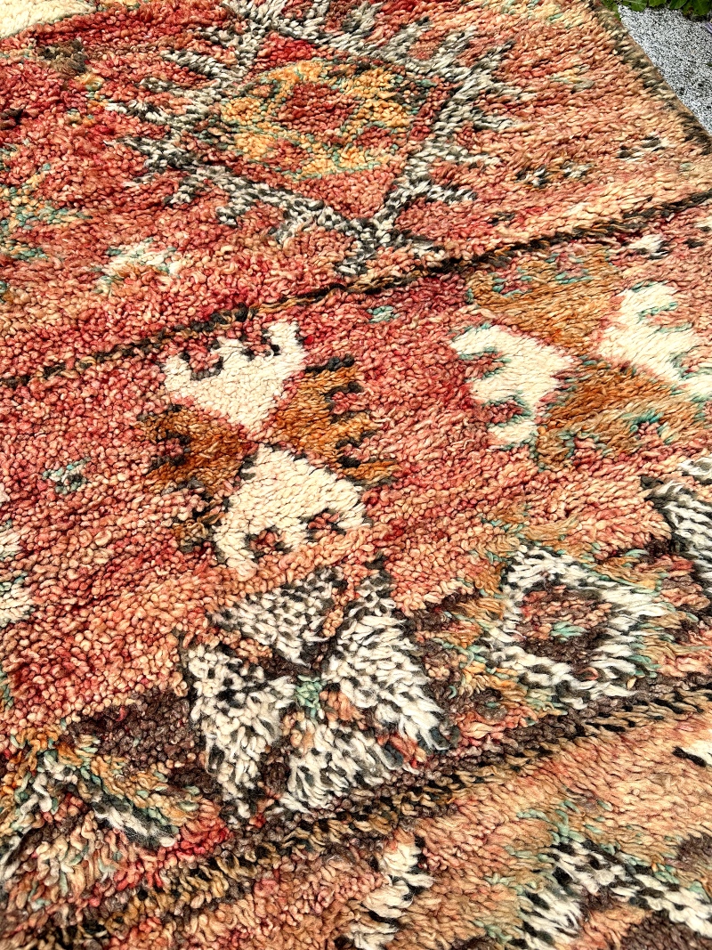 Dype og varme farger i dette nydelige gulvteppet fra Marokko.
