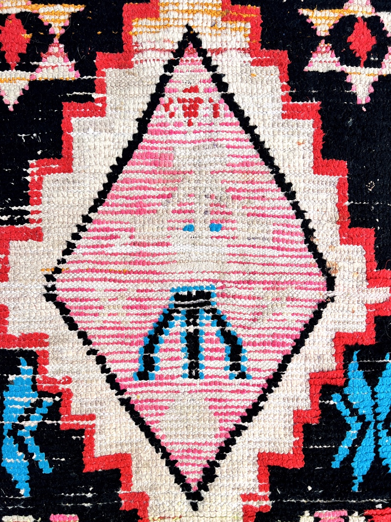 Nydelig gulvløper fra Marokko. Skikkelig vintage og helt unik!